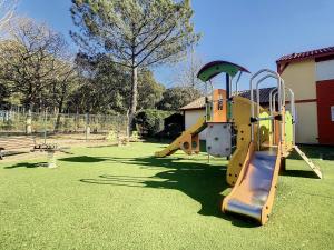 スーストンにあるS-Pinède 01-Soustons Villa duplex 2 chambres dans résidence familiale avec piscineの公園内の滑り台のある遊び場