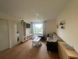 een woonkamer met een bank en een tafel bij 2 Bedroom Holiday Chalet near Bude in Kilkhampton