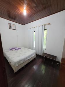 Ένα ή περισσότερα κρεβάτια σε δωμάτιο στο Casa de praia frente mar +19 φωτογραφίες