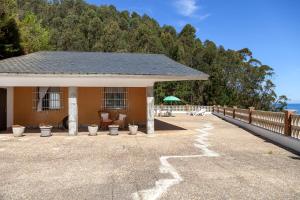 une maison avec une clôture, une table et des chaises dans l'établissement Costa vasca, 