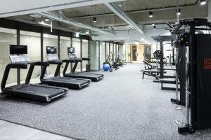 The fitness centre and/or fitness facilities at Kynd Hotel