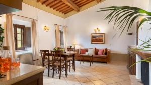 Гостиная зона в GUADO AL SOLE 26&4, Emma Villas