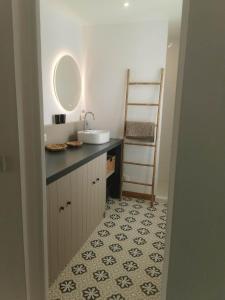 y baño con lavabo y tocador con espejo. en Villa la Ferlandiere, en Sainte-Marie-de-Ré