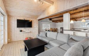 Cozy Home In Meisingset With Kitchen tesisinde bir oturma alanı