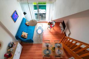 - un salon avec un canapé bleu dans l'établissement Bananec- Appt à 300 mètres de la plage, à La Forêt-Fouesnant