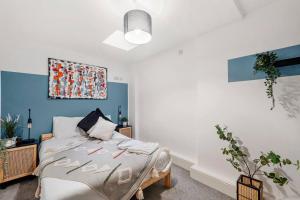 ein Schlafzimmer mit einem Bett und einem Wandgemälde in der Unterkunft Lovely Bristol Gem - Sleeps 24 in Bristol