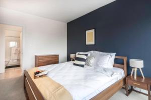 een slaapkamer met een groot bed met een blauwe muur bij 1BR Nob Hill w Gym short nr Union Sq SFO-85 in San Francisco