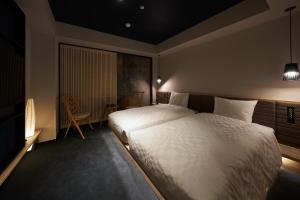 um quarto com uma grande cama branca num quarto em Hotel Resol Trinity Osaka em Osaka