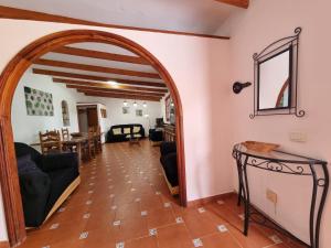 a living room with an archway and a dining room at Villa Majorera para 13 Huéspedes y piscina privada in Villaverde