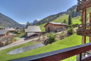 een uitzicht vanaf het balkon van een huis met een berg bij PICARON A8 in Morzine