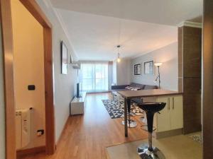 salon ze stołem i kanapą w obiekcie Apartamento Playa Jardín w mieście Ribeira