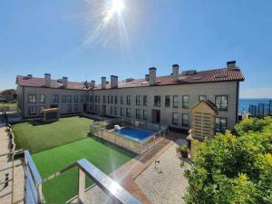 duży budynek z basenem na dziedzińcu w obiekcie Apartamento Playa Jardín w mieście Ribeira