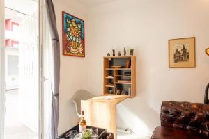een woonkamer met een bank en een stoel bij Stilvolles Appartement im lässigsten Viertel in München