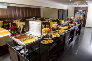 a buffet line with many different types of food at LEON PARK HOTEL e CONVENÇÕES - Melhor Custo Benefício in Campinas