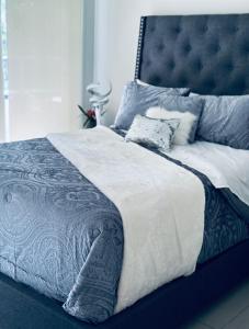 سرير أو أسرّة في غرفة في ICONIC LUXURIOUS 2 br SUITE POOLVIEW & BAY VIEW DOWNTOWN MIAMI