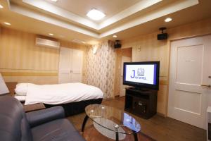 A television and/or entertainment centre at Hotel Joy (Adult Only)
