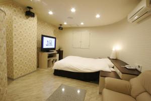 A television and/or entertainment centre at Hotel Joy (Adult Only)