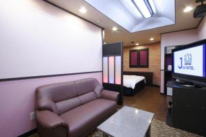 A television and/or entertainment centre at Hotel Joy (Adult Only)