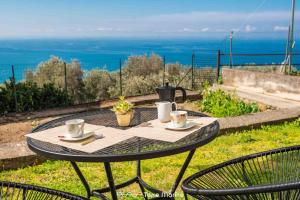 een tafel met twee kopjes koffie erop bij Affittacamere Niria, Terre Marine in Volastra
