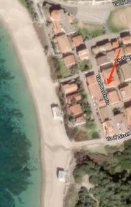 un mapa de una playa con una flecha roja en Il Maestrale en Isola Rossa