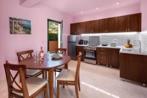 Köök või kööginurk majutusasutuses Poseidon Suites by CorfuEscapes