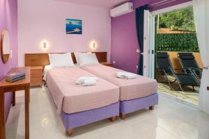 Voodi või voodid majutusasutuse Poseidon Suites by CorfuEscapes toas