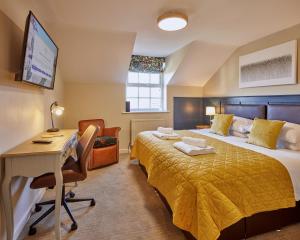 Una habitación de hotel con una cama, un escritorio y una computadora. en Full Moon Inn Rudge, en Frome 33 fotos más