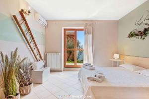 een slaapkamer met een groot bed en een raam bij Affittacamere Niria, Terre Marine in Volastra