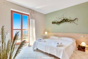 een slaapkamer met een bed en een groot raam bij Affittacamere Niria, Terre Marine in Volastra