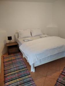 מיטה או מיטות בחדר ב-Acasa in Bicaz-Chei - Camere de inchiriat