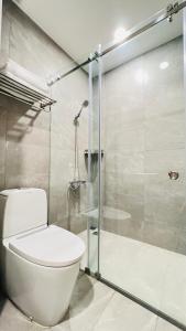 a bathroom with a toilet and a shower at Amanda Boutique -Serviced Apartment - Hotel Bình Dương in Thu Dau Mot