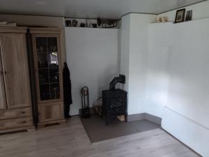 uma sala de estar com um fogão e um armário em Stāķi em Alūksne