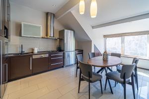 Η κουζίνα ή μικρή κουζίνα στο Grand Apt with air conditioning