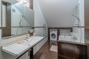 Ένα μπάνιο στο Grand Apt with air conditioning +25 φωτογραφίες
