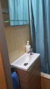 bagno con lavandino e tenda doccia blu di Studio in Residencia Maresme Neu - La Molina ad Alp