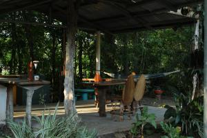 una mesa de madera y sillas bajo un pabellón en Casa a 26 kilómetros de Jaco rodeado de naturaleza, en Jacó