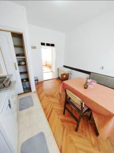 Kuchyň nebo kuchyňský kout v ubytování Apartman Mali Raj Rudnik II