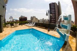 een zwembad op het dak van een gebouw bij LEON PARK HOTEL e CONVENÇÕES - Melhor Custo Benefício in Campinas