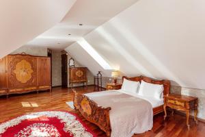 1 dormitorio con cama extragrande y mesa en Classic Old Town Apartment next to the Gates of Dawn en Vilna