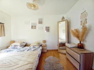 sypialnia z 2 łóżkami i lustrem w obiekcie Eleonor Accommodation w mieście Liszki