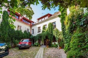 ein Haus mit einem davor geparkt in der Unterkunft Classic Old Town Apartment next to the Gates of Dawn in Vilnius