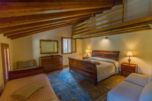 Giường trong phòng chung tại Casa sul Fiume County House