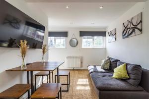 een woonkamer met een bank en een tafel bij 2 bed apartment 5 minute drive in to Nottingham city centre close to Nottingham city hospital in Nottingham