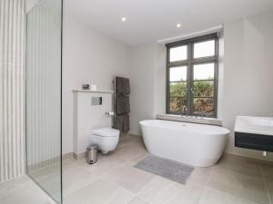 トーントンにあるCourt Lodgeの浴槽とトイレのある白いバスルーム +22枚の写真
