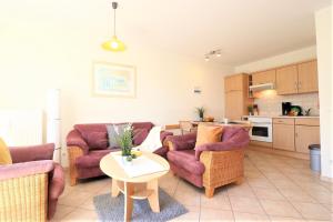 Una sala de estar con dos sofás y una mesa. en Altes Wasserwerk App 13, en Wustrow 11 fotos más