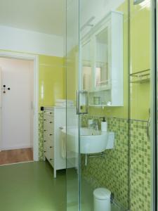 y baño con lavabo y ducha acristalada. en Franci Loft, en Pescara