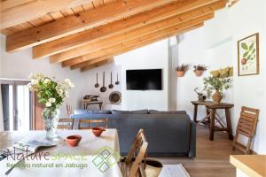 salon z kanapą i stołem w obiekcie Mentha Nature Space Jabugo w mieście Jabugo