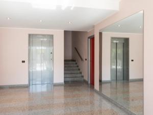 un pasillo vacío con dos puertas y una escalera en Franci Loft, en Pescara