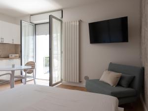 1 dormitorio con cama, sofá y mesa en Franci Loft, en Pescara