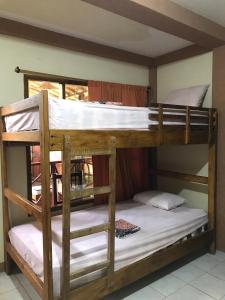 Tempat tidur susun dalam kamar di Hostal Tierra y Mar